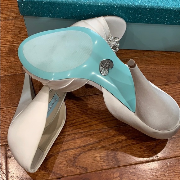Betsy Johnson White Satin Open Toe Pump size 7.5 - Picture 8 of 8